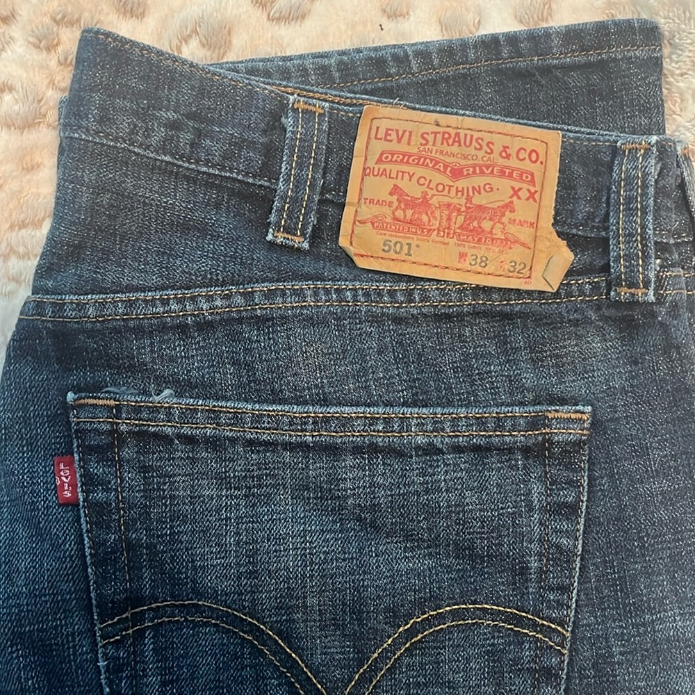 LEVI’s. 501